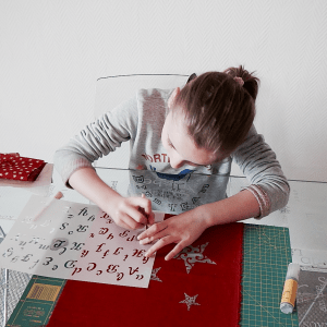 Leila applique le dessin avant de coudre sa pochette