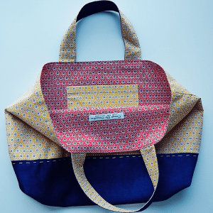 Sac en tissu avec la doublure contrastée et une poche intérieure