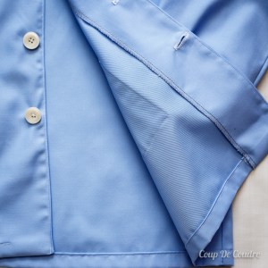 Finitions de la blouse d'écolier