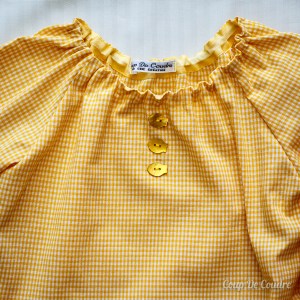 Détail d'encolure élastiqué