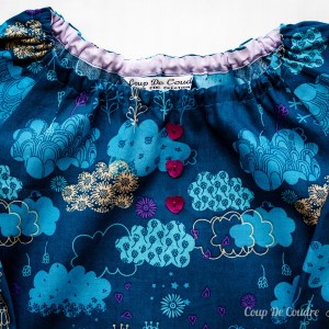 Détail d'encolure élastiquée